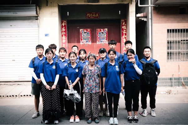 2019年7月21日阳邑村 分瓜后与老奶奶合影留念 吴斌摄_副本.jpg