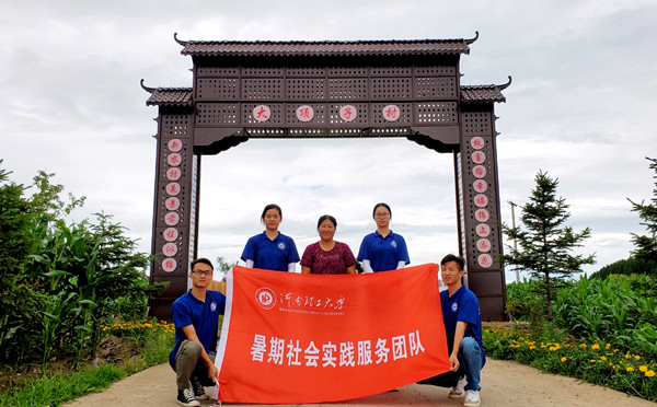 团队成员在大顶子村与当地妇女主任柳福英合影 摄影 陈欢_副本.jpg