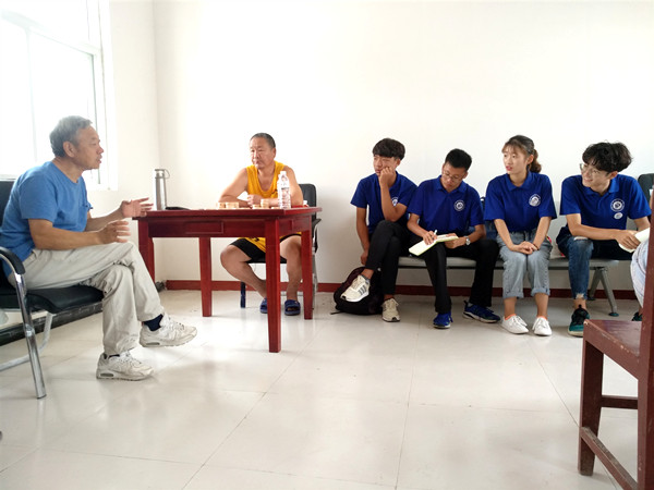 2019年7月19日寨卜昌村 退休工人给调研团队调查方向提供新思路 罗艺卓摄_副本.jpg