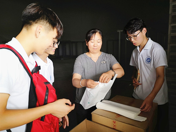 合作社负责人为团队成员介绍农药相关知识 摄影人:张晨静_副本.jpg