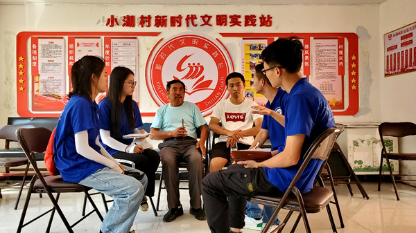 团队成员于小湖村书记沟通交流 摄影 陈欢_副本.jpg