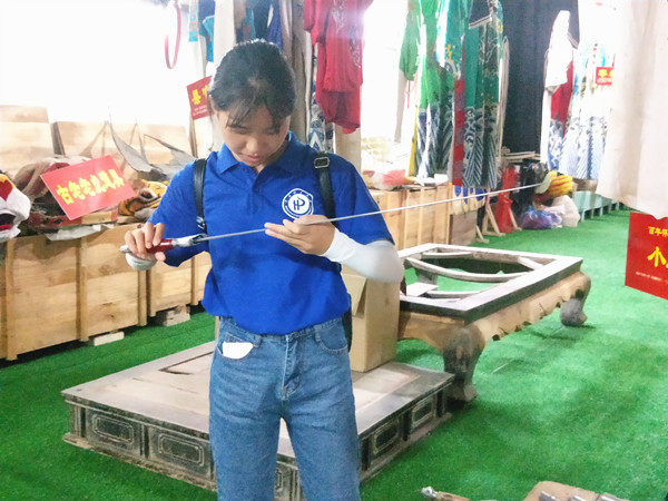 2019年7月22日苏家作展厅 调研员把玩马剑 李童童摄_副本.jpg