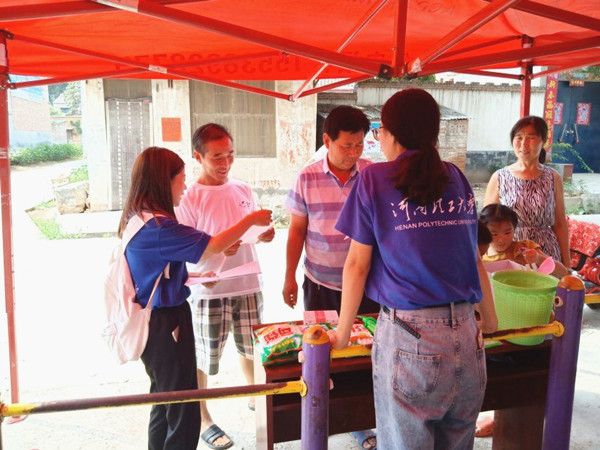 团队成员正在向村民介绍农药包装废弃物回收知识 摄影人:张晨静_副本.jpg