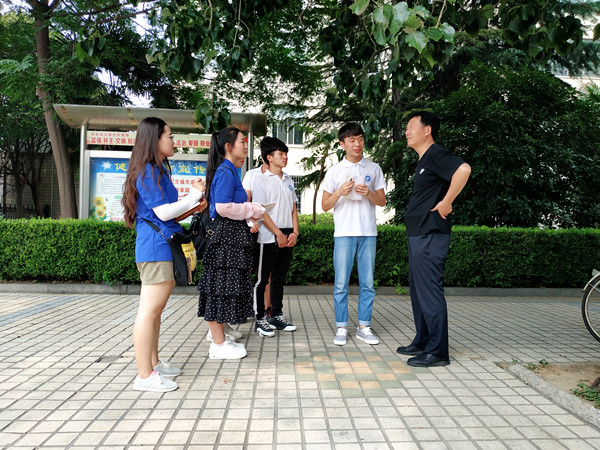 团队成员与王科长交谈 陈新茹 (1)_副本.jpg