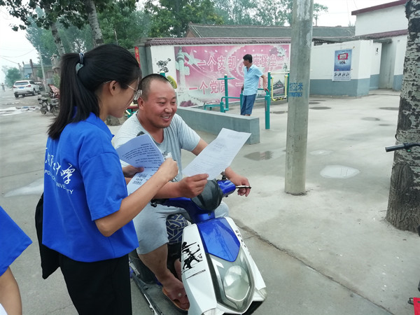 团队队员在复习村民的防溺水安全知识掌握情况 鲁宇_副本.jpg