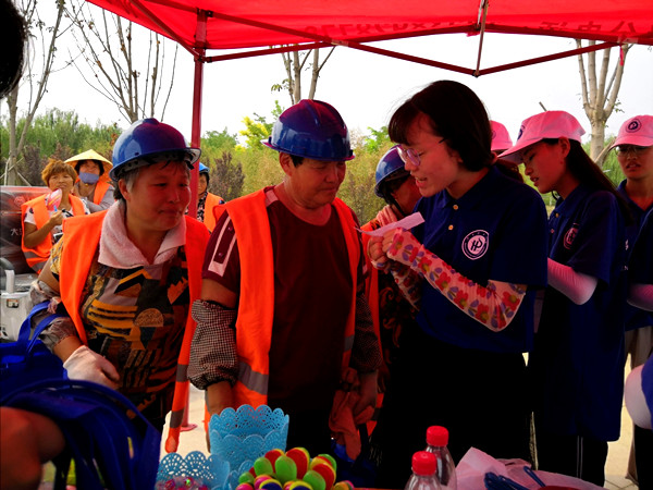 环卫工阿姨在回答防溺水安全知识问题 鲁宇_副本.jpg