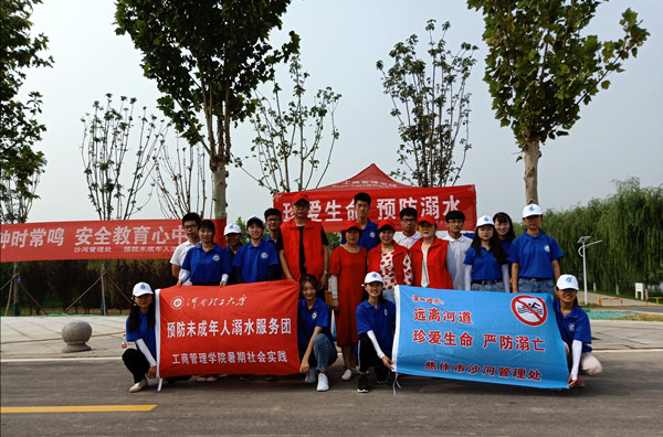 团队和水利局沙河管理处工作人员合影 鲁宇_副本.jpg