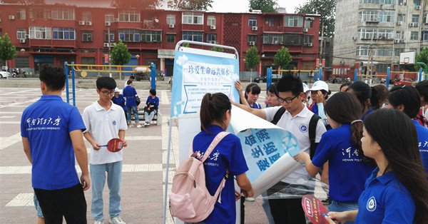 队员在布置活动设施 李凌云_副本.jpg