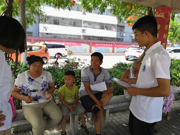 队员在普及防溺水知识 徐瑞雅_副本.jpg