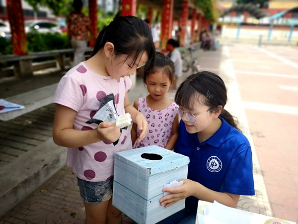 队员在为小朋友读题目、解疑惑 徐瑞雅_副本.jpg