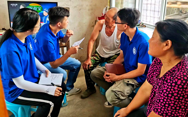 团队成员采访大顶子村贫困户 摄影 陈欢_副本.jpg