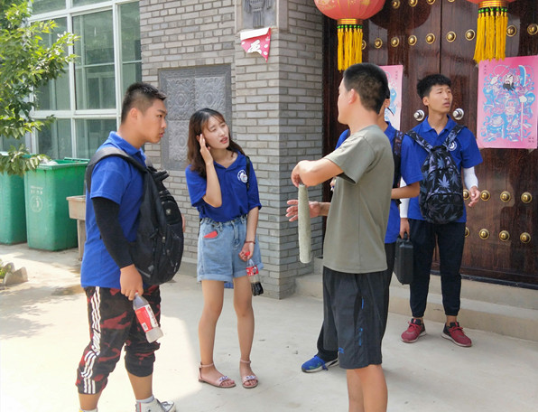 2019年7月22日苏家作产业园 接待员给调研员介绍村中产业情况 李童童摄_副本.jpg