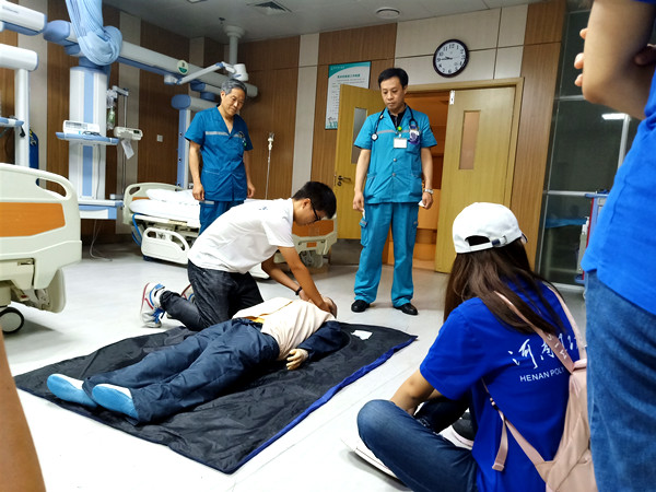 队员在学习心肺复苏 鲁宇_副本.jpg