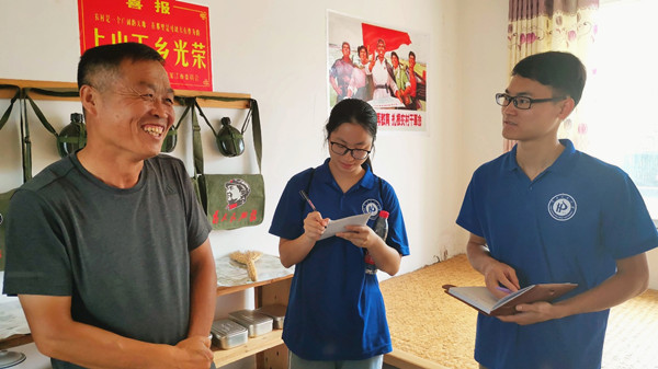 邱家岗村书记为团队成员介绍该村现状 摄影 陈欢_副本.jpg