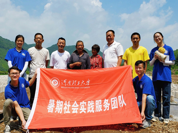 团队成员在贾家营村的合影 摄影 陈欢_副本.jpg