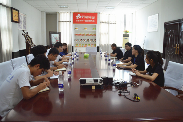 团队成员与云鹤公司各部门负责人交谈 陈新茹_副本.jpg