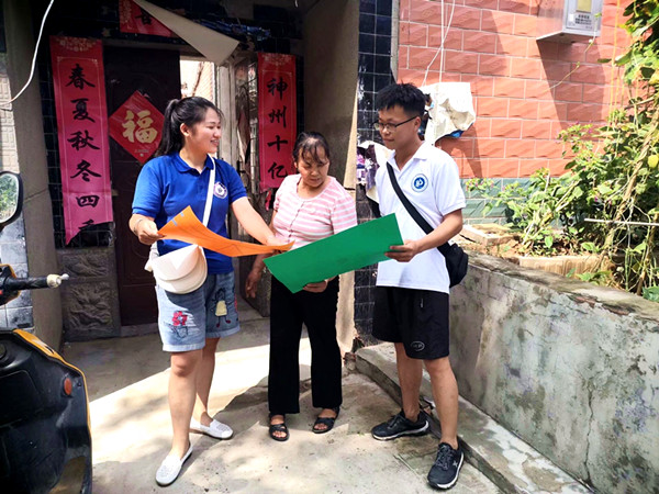 偃师市团队向村民宣传(房家琪)_副本.jpg