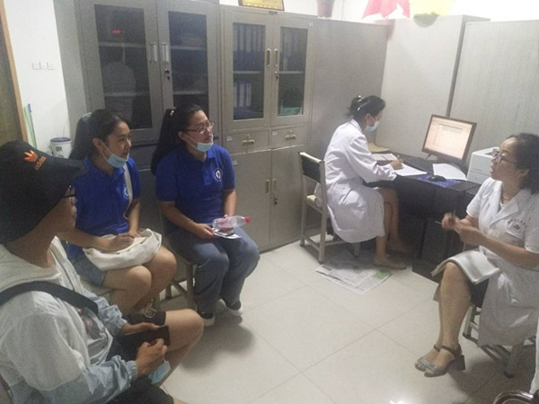 2.偃师市团队与医护人员交谈(底诗余)_副本.jpg