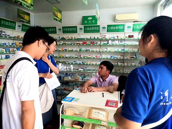 偃师市团队走访药店(底诗余)_副本.jpg